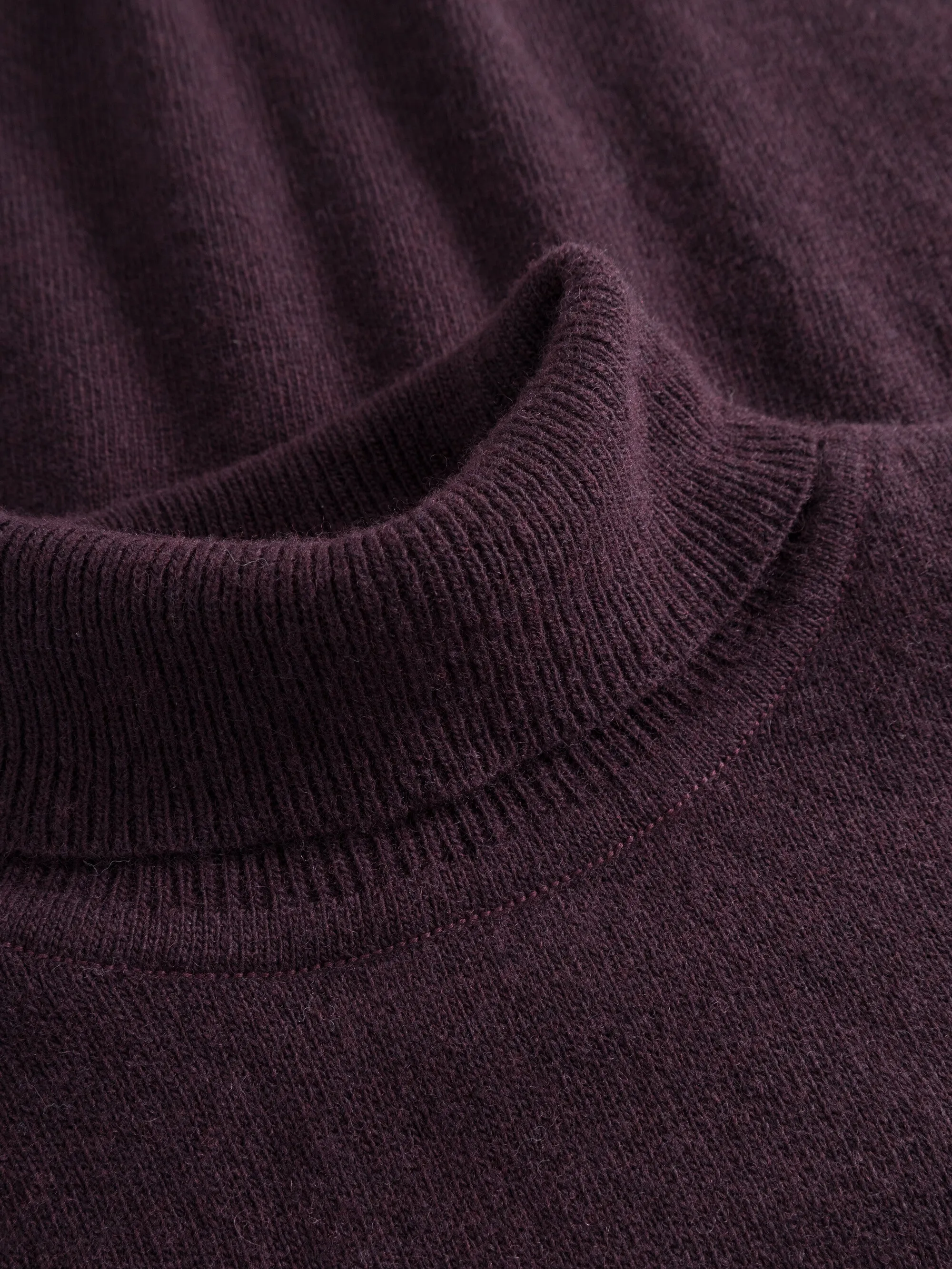 Lambswool roll neck - Chocolate Plum