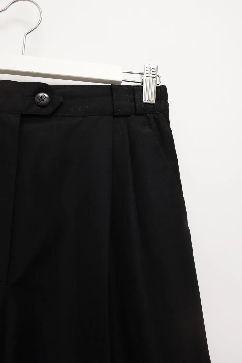 PLEATED BLACK MIDI SHORTS