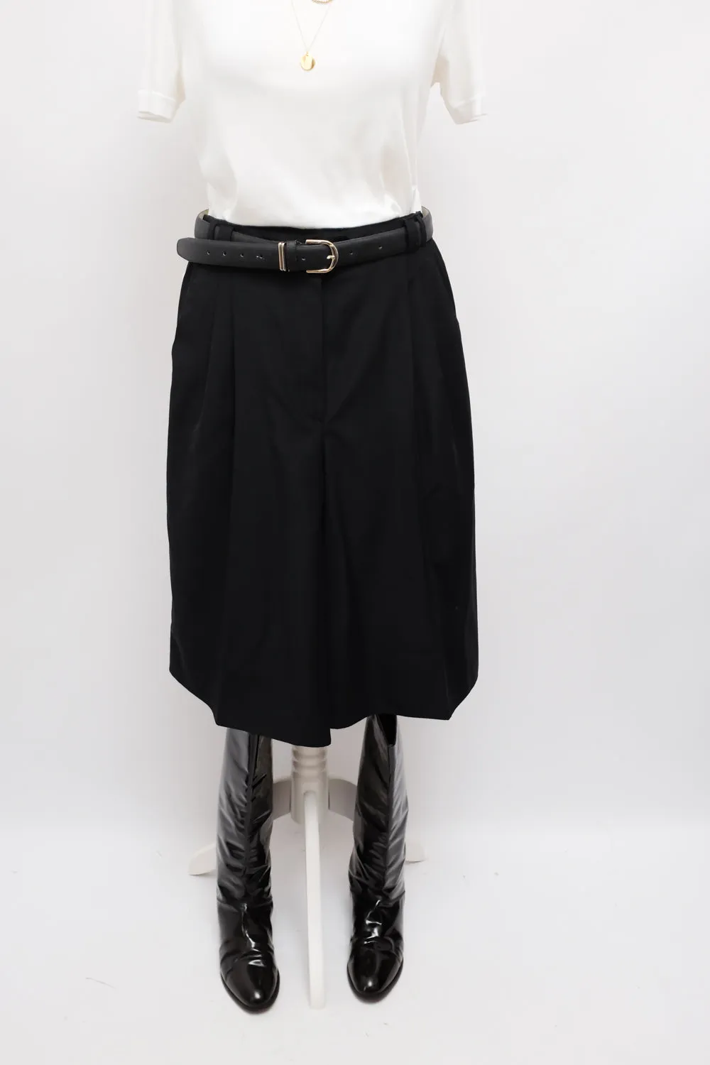 PLEATED BLACK MIDI SHORTS