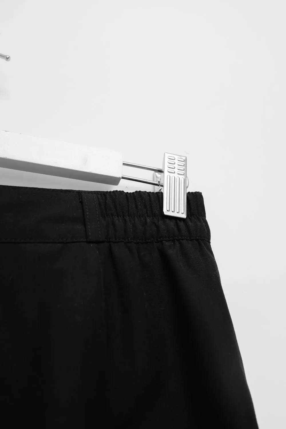 PLEATED BLACK MIDI SHORTS