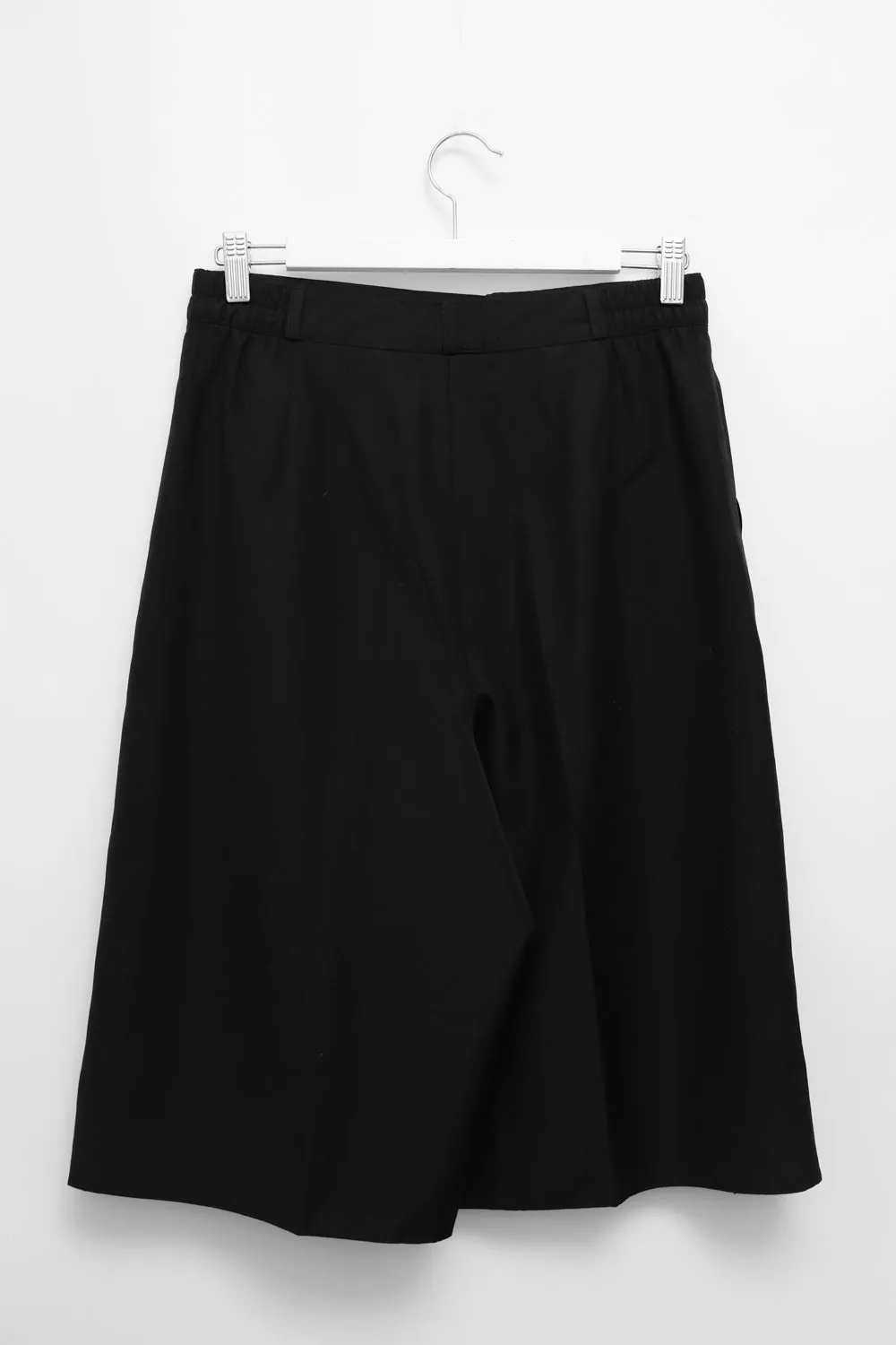 PLEATED BLACK MIDI SHORTS